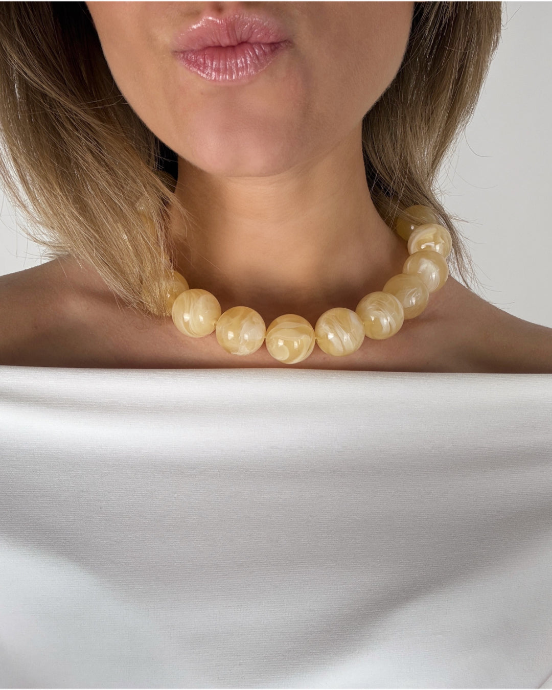 Modelbillede af beige CORALINE halskæde. Fra BySofieSønderby