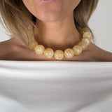 Modelbillede af beige CORALINE halskæde. Fra BySofieSønderby