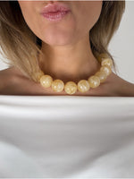 Modelbillede af beige CORALINE halskæde. Fra BySofieSønderby