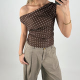 Modelbillede af brun LENNOX off shoulder top. Set forfra. Fra BySofieSønderby