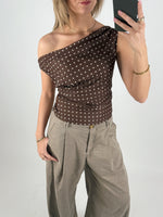 Modelbillede af brun LENNOX off shoulder top. Set forfra. Fra BySofieSønderby