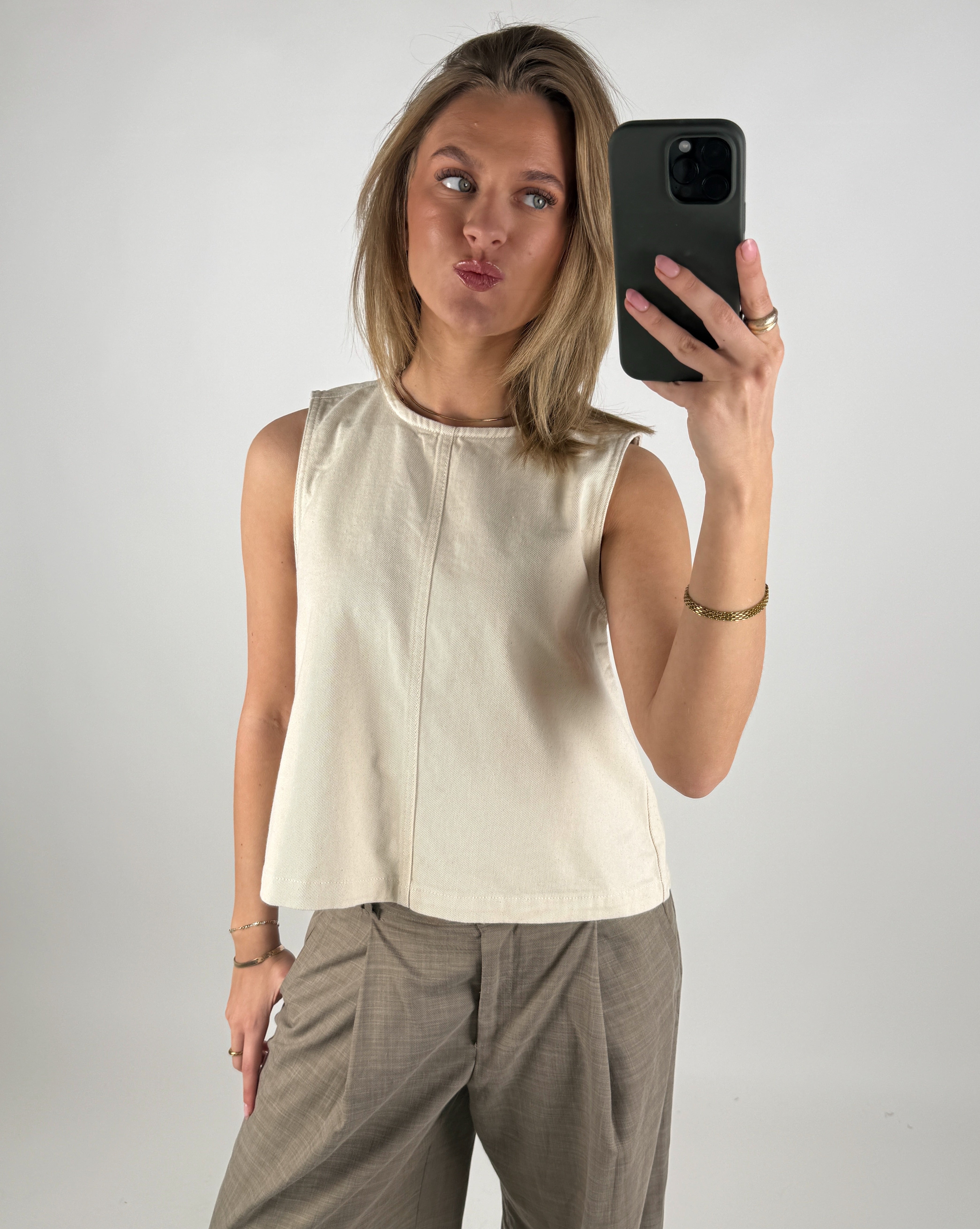 Modelsbillede af pige der bærer en beige DORA denim top. Set forfra. Fra BySofieSønderby