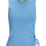 Blå tanktop uden ærmer har en snøring i siden, der skaber en rynkning. Mærket "JJXX" er synligt på mærkets etikette omkring halsområdet, mod en hvid baggrund.