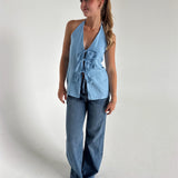 Modelfoto af pige som bærer en Daisy top i blå, samt et par Nanna jeans. Alt fra By Sofie Sønderby