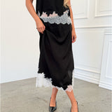 Modelfoto af pige i sort DALME nederdel med hvide blonder, samt matchende DALME top. Alt er fra BySofieSønderby.