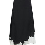 Produktbillede af sort DALME nederdel med hvide blonder. Set forfra. Fra BySofieSønderby