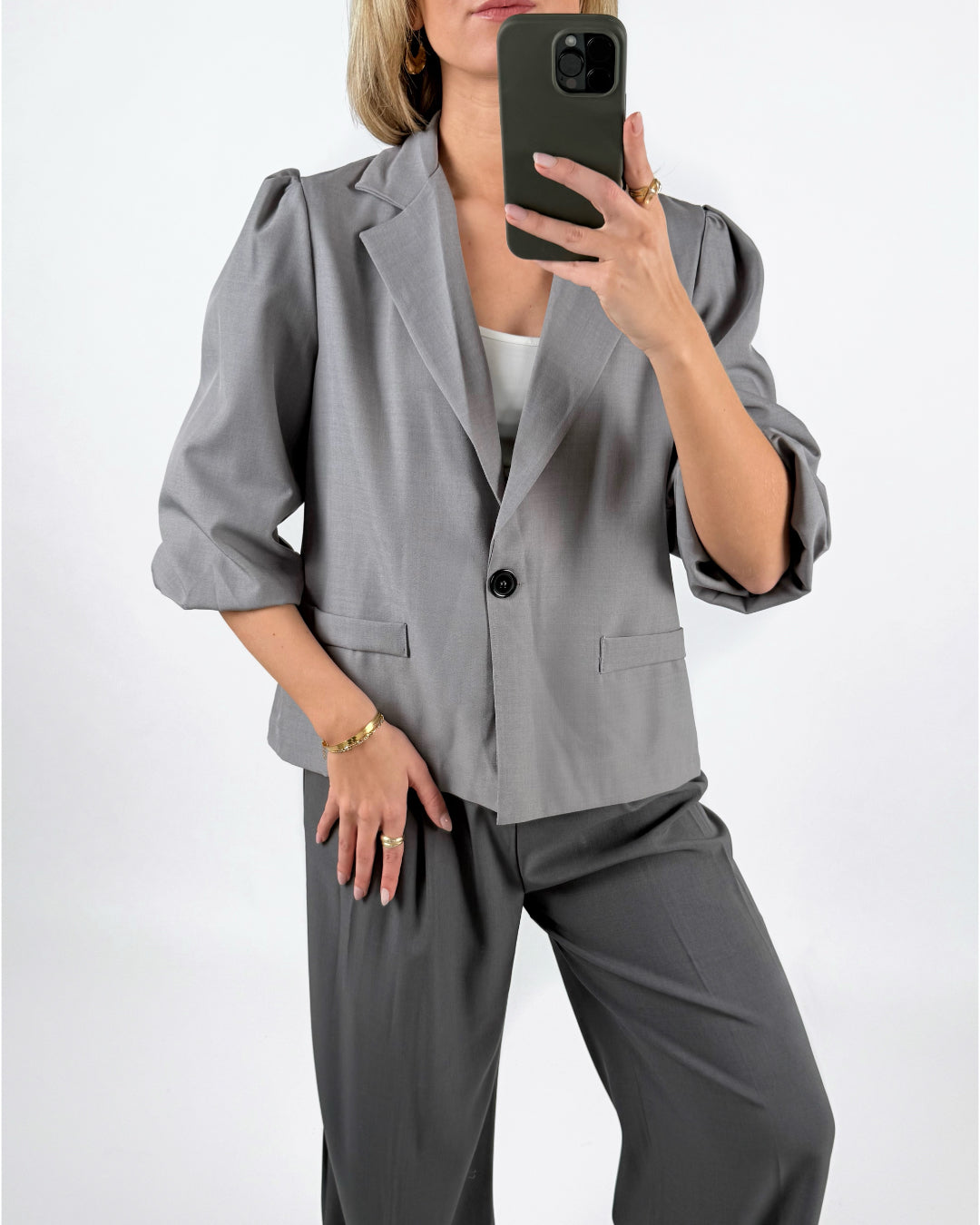 Modelfoto af pige med grå DANA blazer, samt grå MILAN bukser. Set forfra. Alt er fra BySofieSønderby