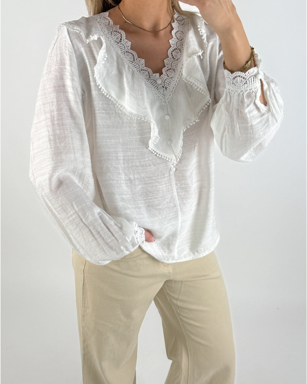 Modelbillede af hvid DANJA bluse. Set forfra. Fra BySofieSønderby