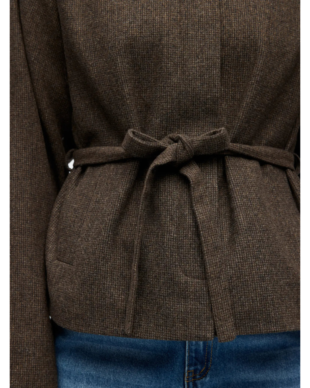 Detaljebillede af brun Darla jakke. Fra BySofieSønderby.