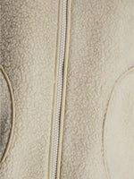 Detaljebillede af beige DAWN vest. Fra BySofieSønderby.