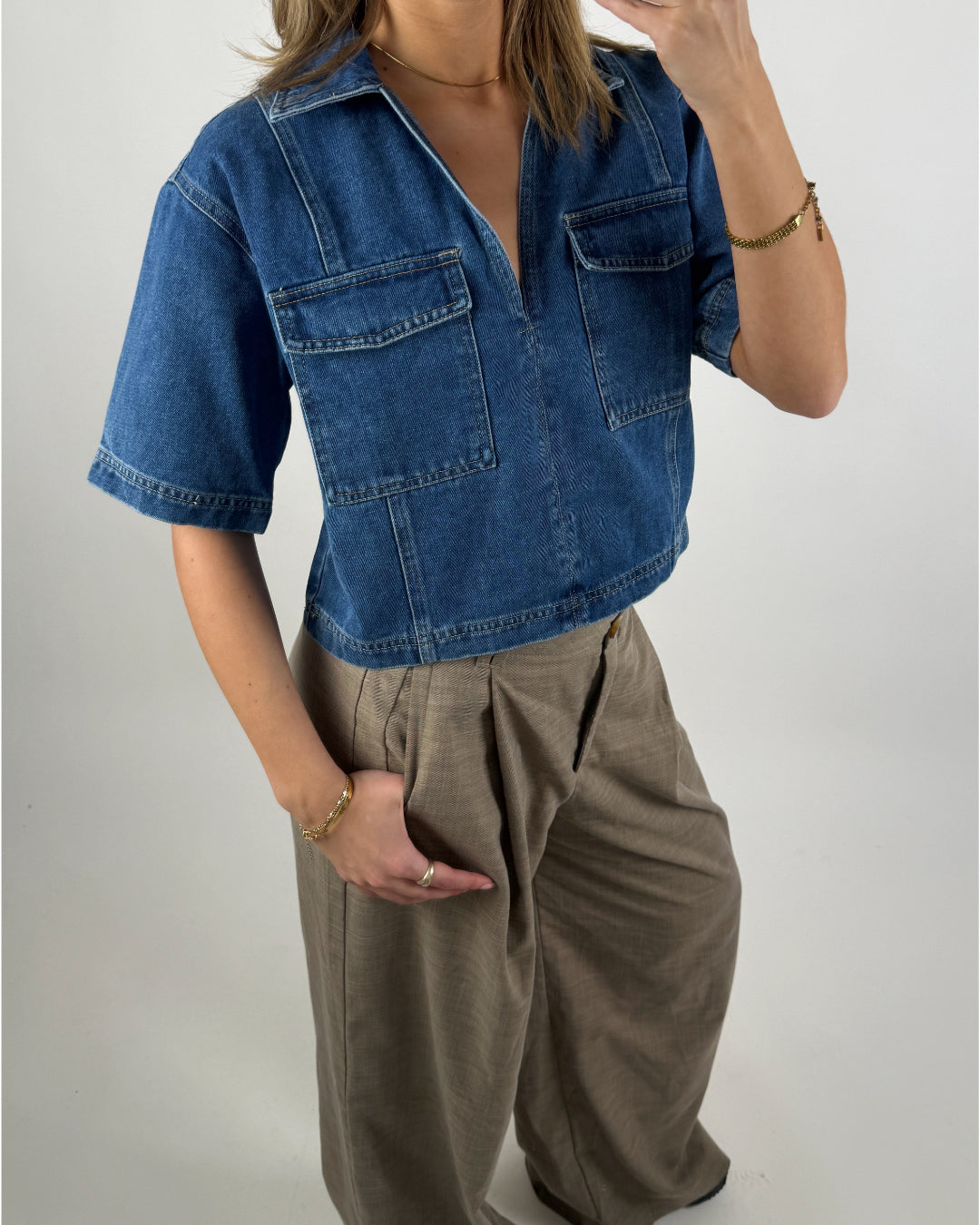 Modelbillede af blå DAYANA denim skjorte. Set forfra. Fra BySofieSønderby