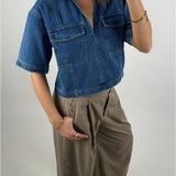 Modelbillede af blå DAYANA denim skjorte. Set forfra. Fra BySofieSønderby