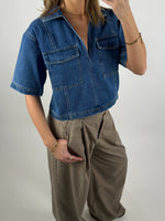 Modelbillede af blå DAYANA denim skjorte. Set forfra. Fra BySofieSønderby