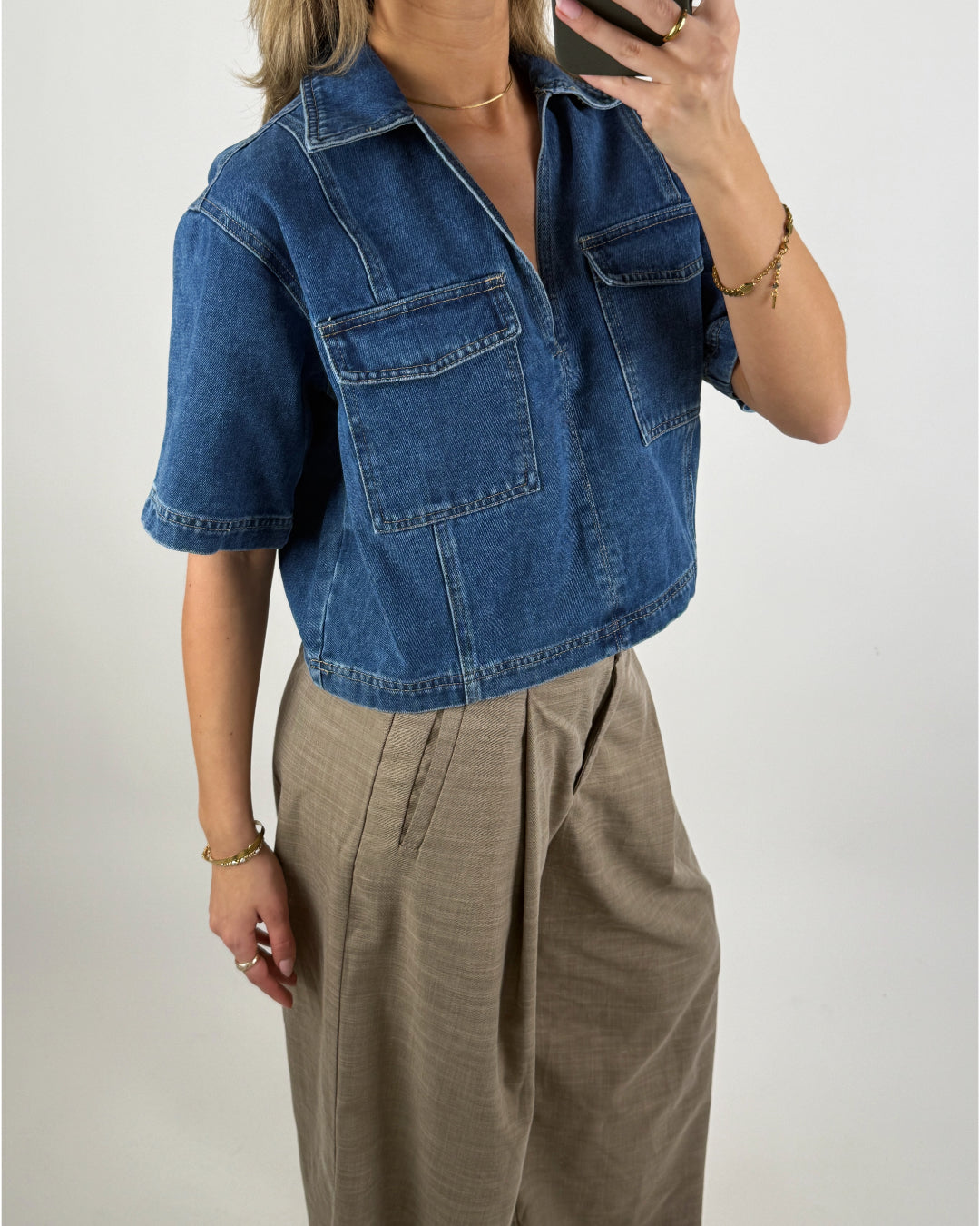 Modelbillede af blå DAYANA denim skjorte. Set forfra. Fra BySofieSønderby