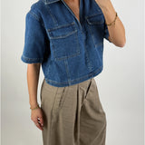 Modelbillede af blå DAYANA denim skjorte. Set forfra. Fra BySofieSønderby