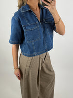 Modelbillede af blå DAYANA denim skjorte. Set forfra. Fra BySofieSønderby