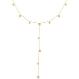 Kæde af guld med små kugler jævnt fordelt; en lang vedhængende sektion hænger centralt. Baggrunden er enkel og hvid, hvilket fremhæver smykkets elegante design.