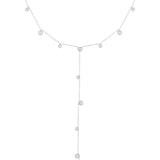 Halskæde med små kugler hænger elegant. Den er formet som et "Y" med kugler jævnt fordelt langs kæden. Baggrunden er lys, hvilket fremhæver det smykkende design.