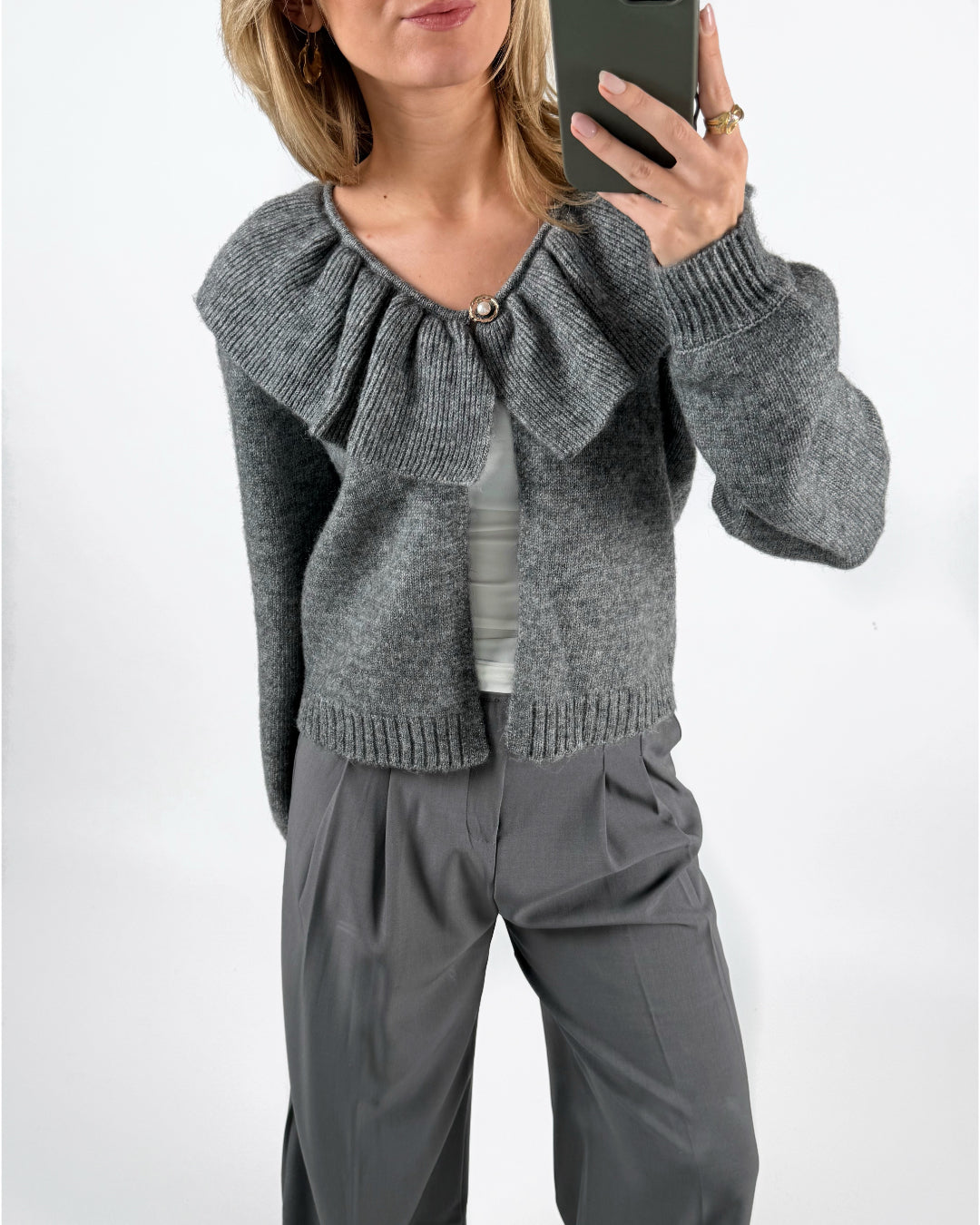 Modelfoto af pige med grå DENISI strik cardigan, samt grå MILAN bukser. Set forfra. Alt er fra BySofieSønderby