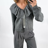 Modelfoto af pige med grå DENISI strik cardigan, samt grå MILAN bukser. Set forfra. Alt er fra BySofieSønderby