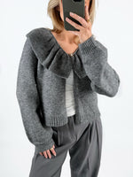 Modelfoto af pige med grå DENISI strik cardigan, samt grå MILAN bukser. Set forfra. Alt er fra BySofieSønderby