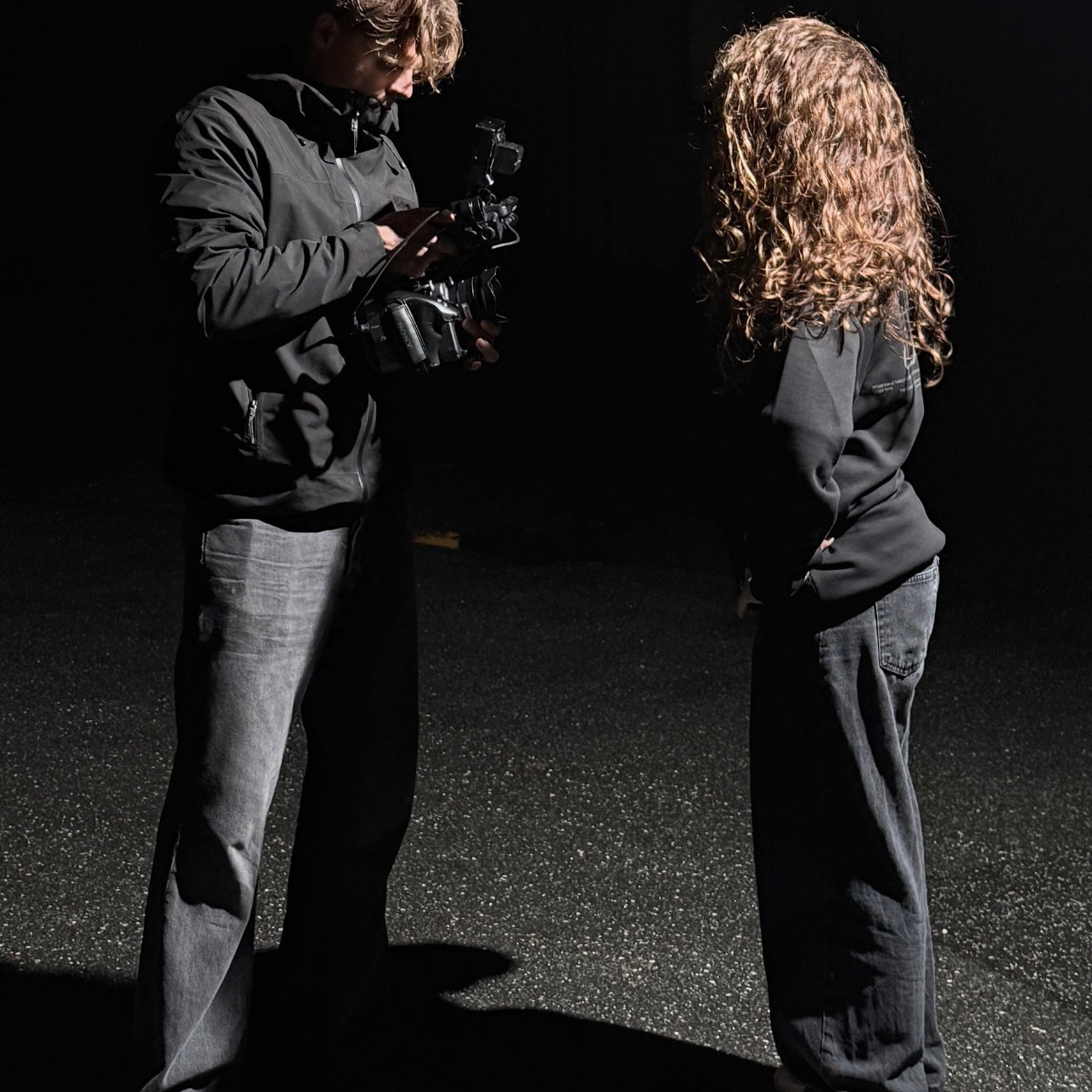 Stemningsbillede af fotograf og danser fra videoshoot 2025. Fra BySofiesønderby