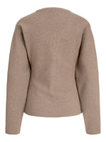 Produktbillede af beige DIANA strik. Set bagfra. Fra BySofieSønderby