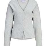 Produktbillede af grå DIANA strik. Set forfra. Fra BySofieSønderby