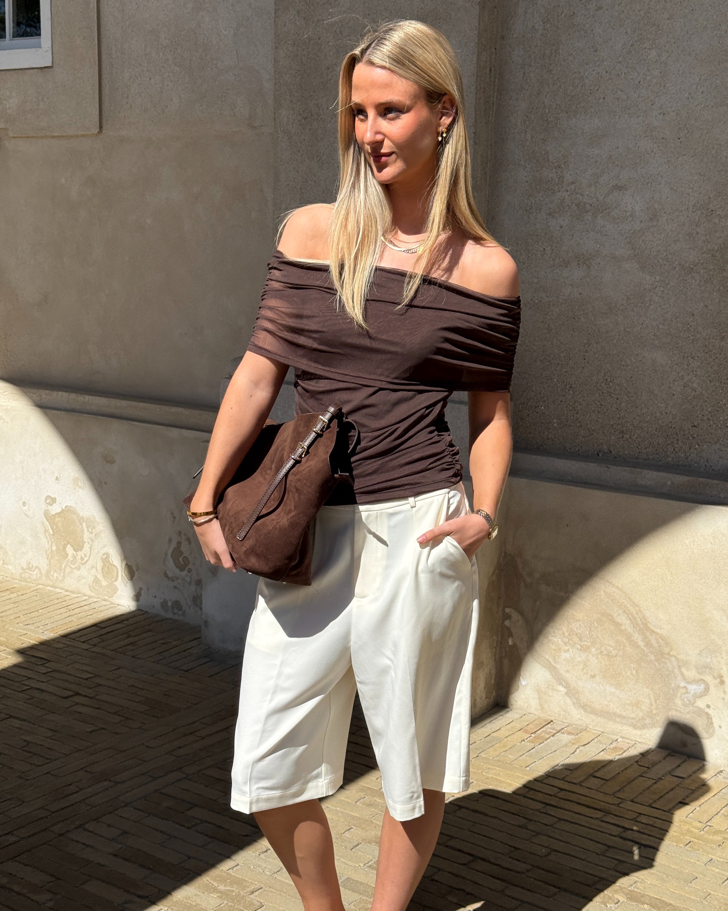 Modelbillede af DINA off shoulder top, brun. Fra BySofieSønderby