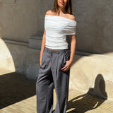 Modelbillede af DINA off shoulder top, hvid. Fra BySofieSønderby