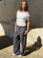 Modelbillede af DINA off shoulder top, hvid. Fra BySofieSønderby