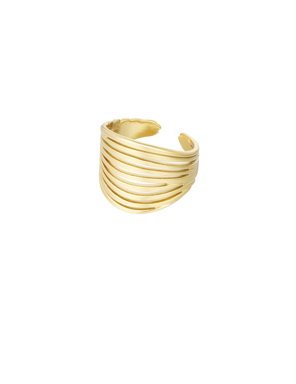 Gylden, åbent armbånd med striberede bånddesign, formet som indviklede linjer omkranser håndleddet. Kontrasterer mod en hvid baggrund. Ingen tekst til stede.
