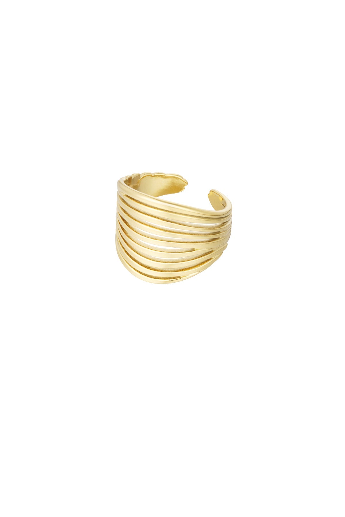 Gylden, åbent armbånd med striberede bånddesign, formet som indviklede linjer omkranser håndleddet. Kontrasterer mod en hvid baggrund. Ingen tekst til stede.