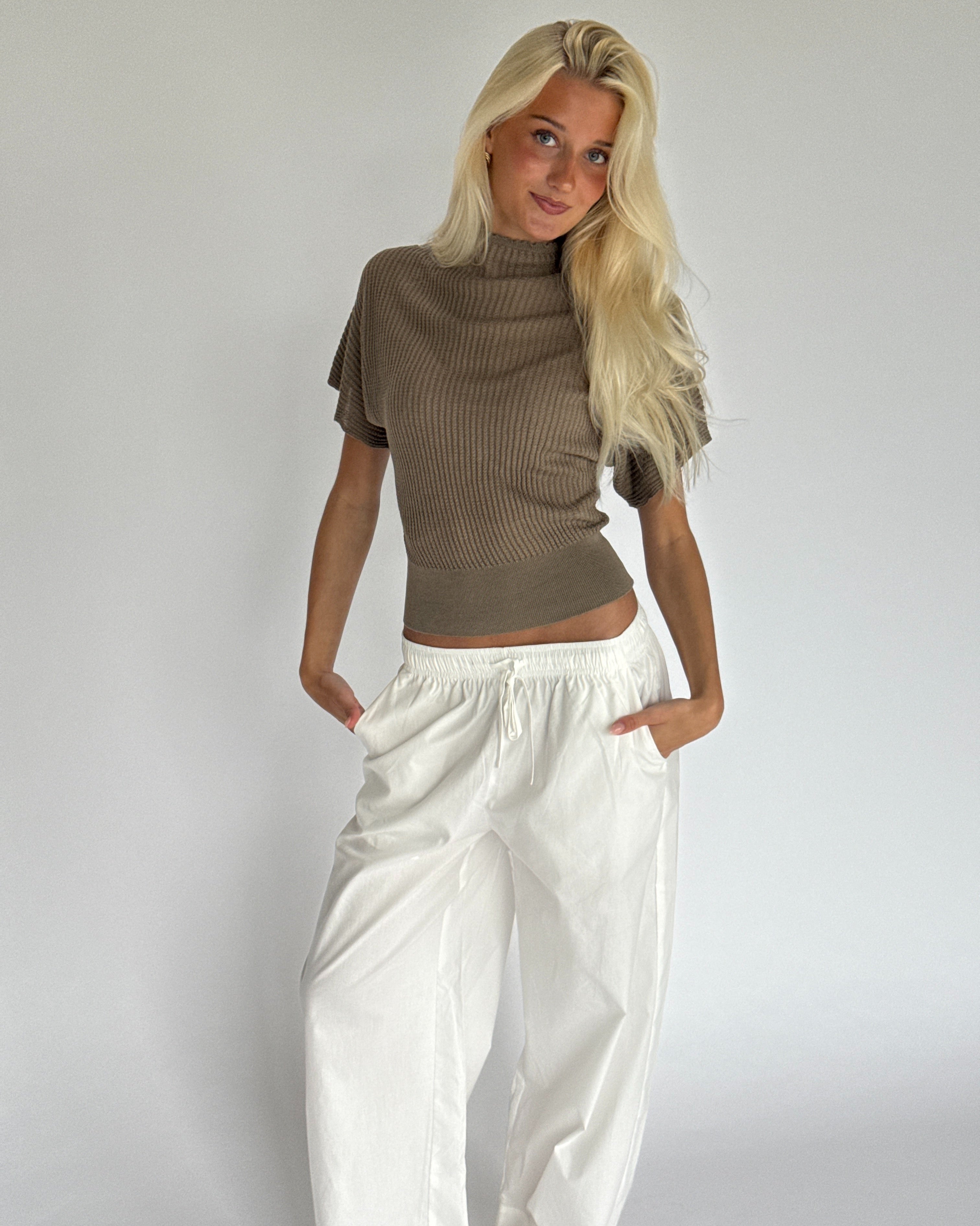 Modelbillede af DYLAN strik top, brun. Fra BySofieSønderby