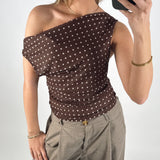 Modelbillede af brun LENNOX off shoulder top. Set forfra. Fra BySofieSønderby