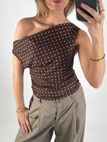 Modelbillede af brun LENNOX off shoulder top. Set forfra. Fra BySofieSønderby