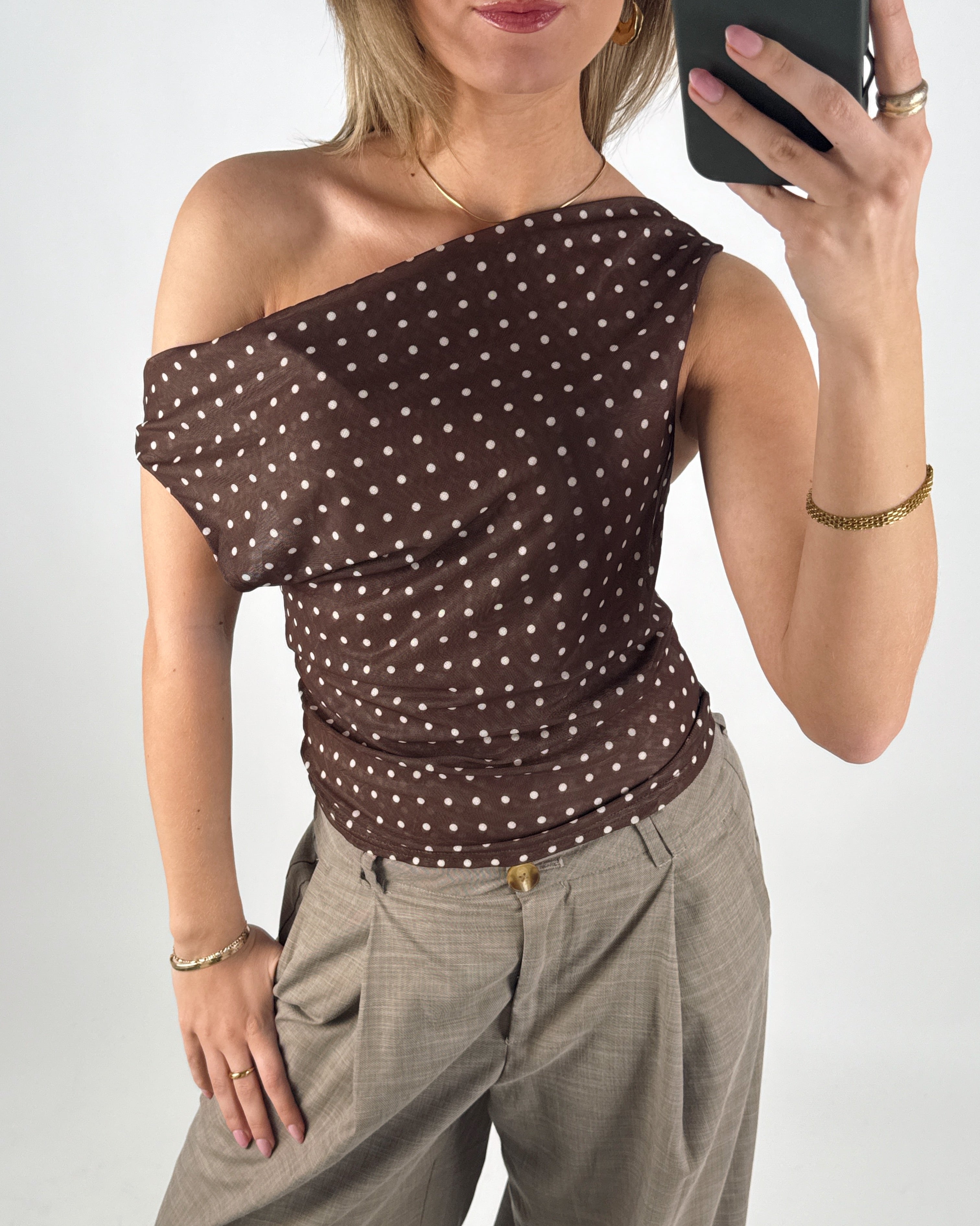 Modelbillede af brun LENNOX off shoulder top. Set forfra. Fra BySofieSønderby