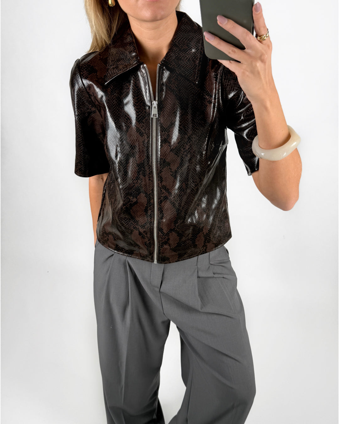 Modelfoto af pige i brun slangemønstret EBBA skjorte og grå LISA bukser. Alt er fra BySofieSønderby.