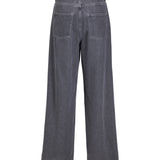 Jeans med vidde, vises bagfra, i en lys grå nuance. To baglommer og et sort mærke i linningen. Stiliseret mod en hvid baggrund.