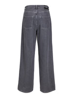 Jeans med vidde, vises bagfra, i en lys grå nuance. To baglommer og et sort mærke i linningen. Stiliseret mod en hvid baggrund.