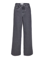 Grå jeans med vide ben og snøre i taljen, mærket "JJXX" synligt indvendigt, placeret mod en hvid baggrund.