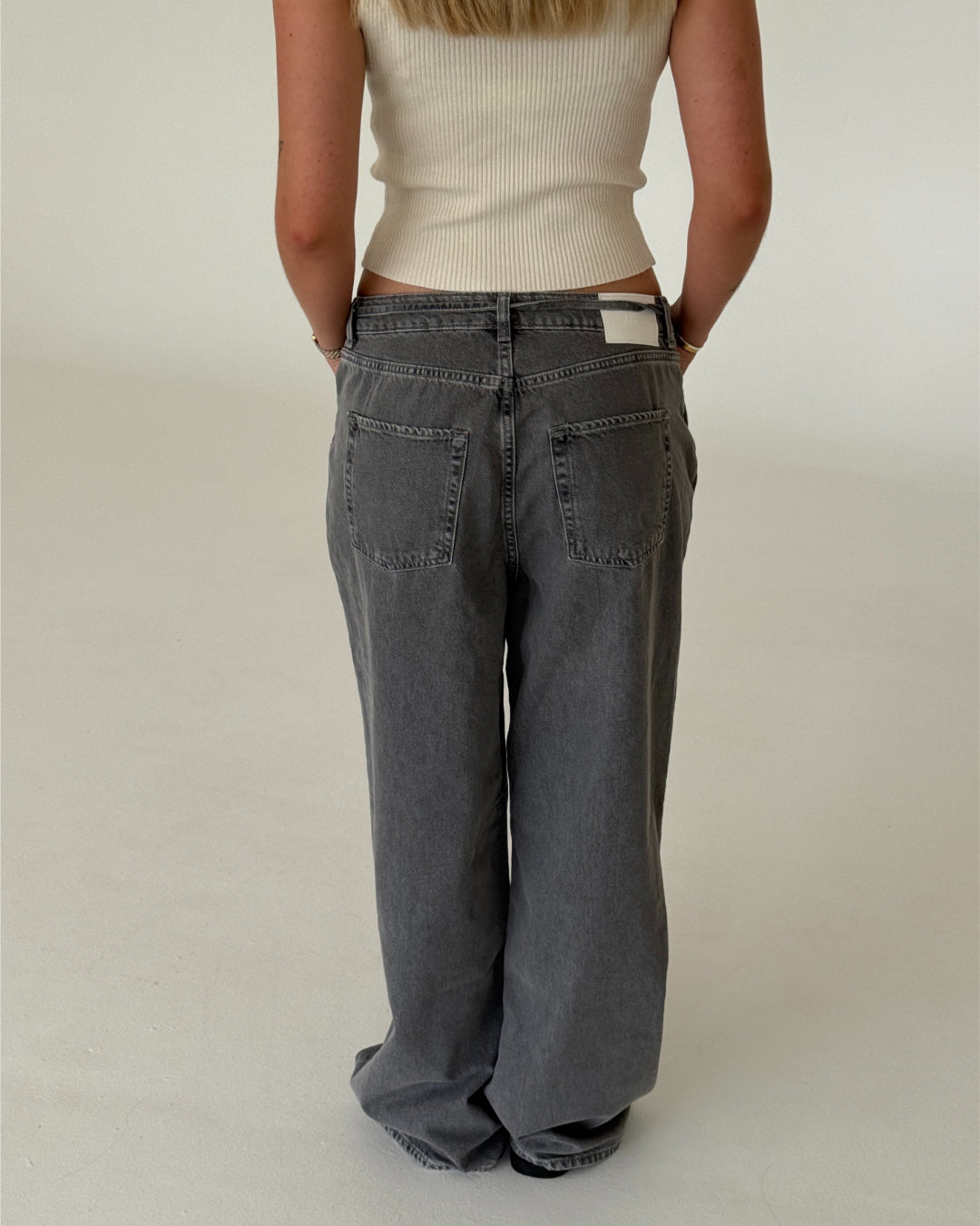 Modelbillede af EDA wide leg jeans, grå og GRY top, creme. Begge fra BySofieSønderby
