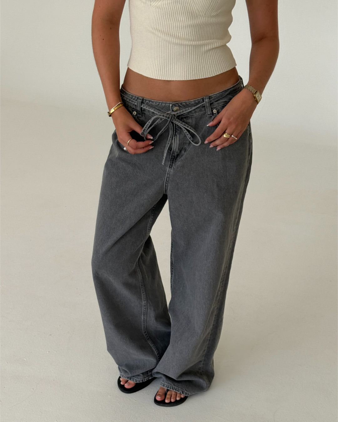 Modelbillede af EDA wide leg jeans, grå og GRY top, creme. Begge fra BySofieSønderby