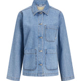 Denimjakke med fire lommer og knaplukning foran; mærkatet JJXX ses ved kraven. Jakken står mod en neutral, hvid baggrund.