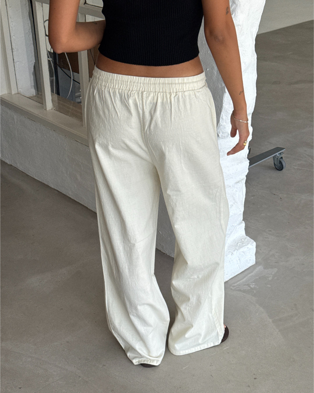 Modelbillede af ELLEN bukser, creme og GRY top, sort. Begge fra BySofieSønderby
