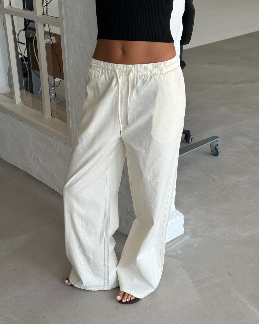 Modelbillede af ELLEN bukser, creme og GRY top, sort. Begge fra BySofieSønderby