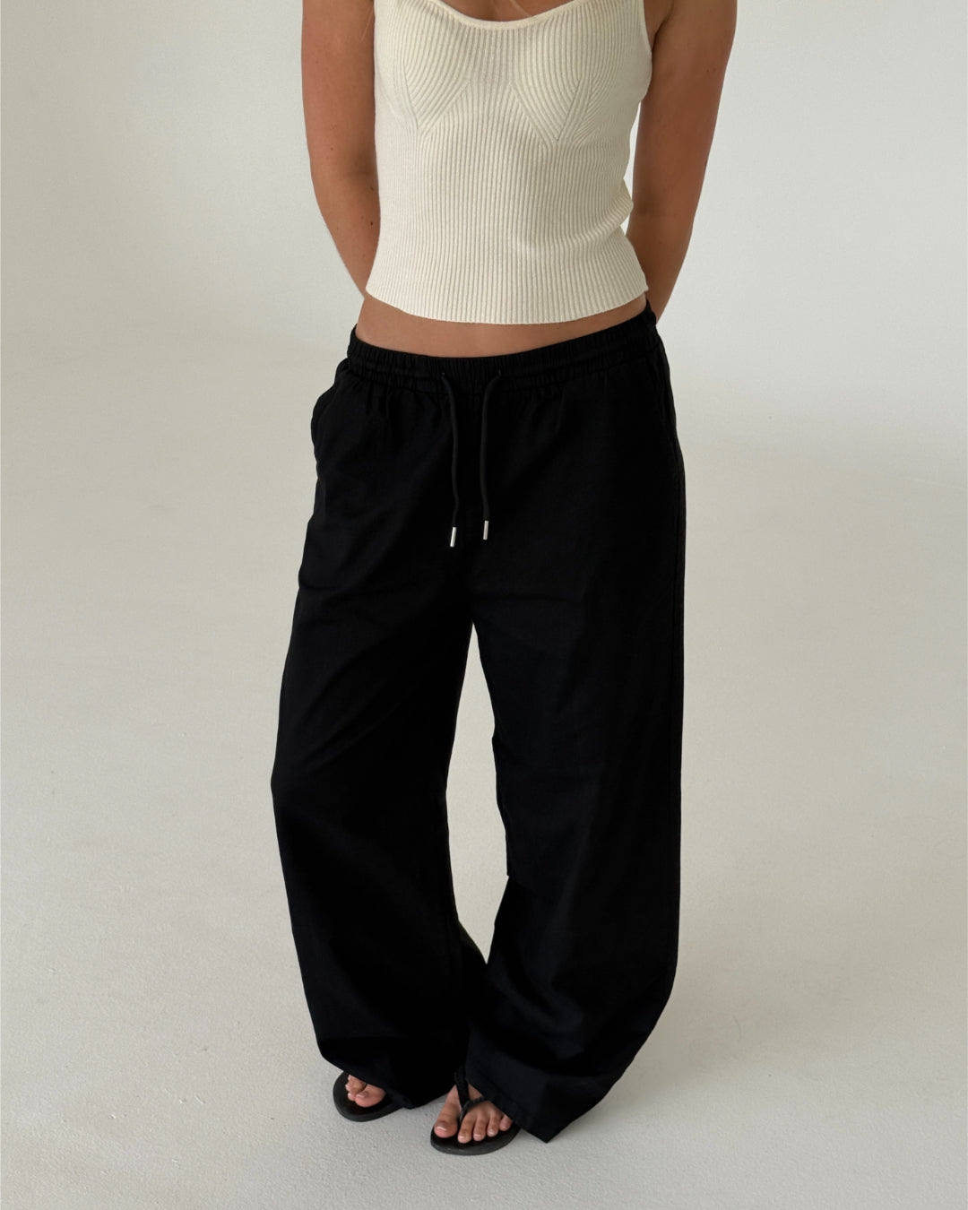 Modelbillede af ELLEN bukser, sort og GRY top, creme. Begge fra BySofieSønderby