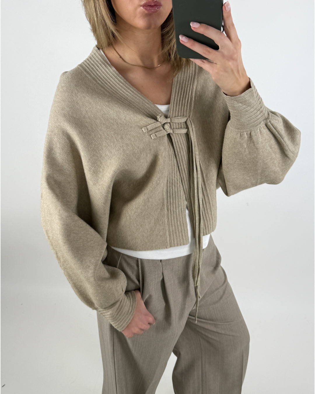 Stemningsbillede af pige der bærer en beige ELLIOT cardigan. Fra BySofieSønderby