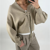 Stemningsbillede af pige der bærer en beige ELLIOT cardigan. Fra BySofieSønderby