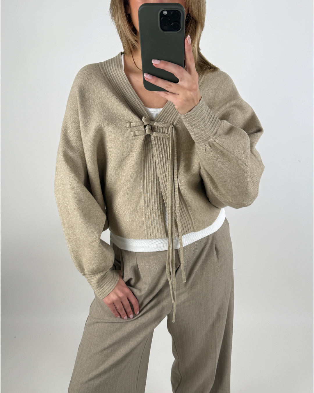 Stemningsbillede af pige der bærer en beige ELLIOT cardigan. Fra BySofieSønderby